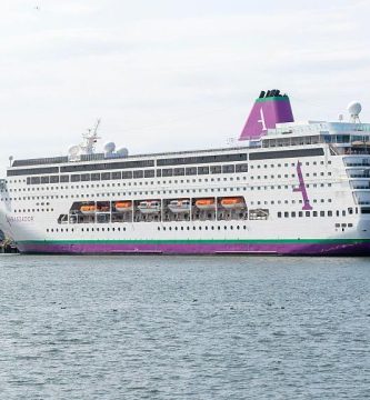 Llega a España crucero Ambition, afectado por brote de gastroenteritis