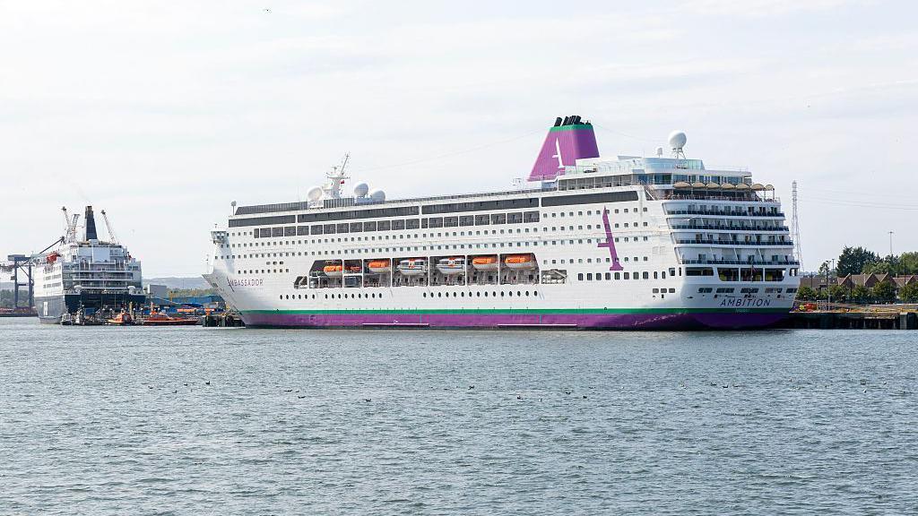 Llega a España crucero Ambition, afectado por brote de gastroenteritis