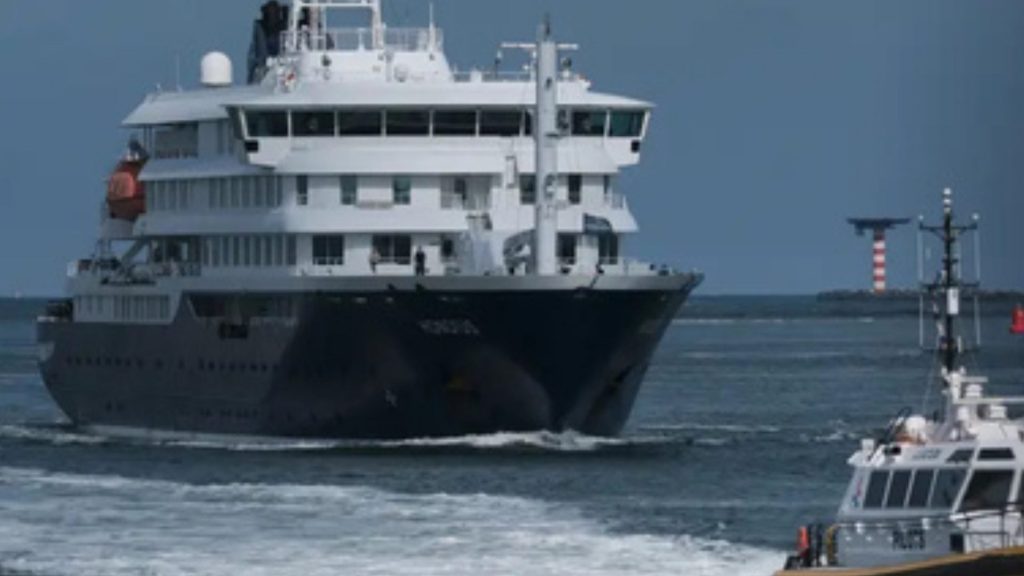 VIDEO: Crucero afectado por brote de hantavirus llegó a Róterdam este lunes; será sometido a desinfección