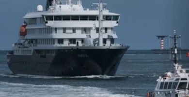 VIDEO: Crucero afectado por brote de hantavirus llegó a Róterdam este lunes; será sometido a desinfección