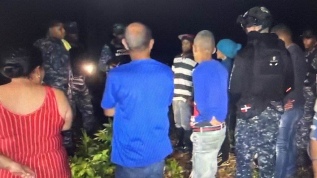 VIDEO: Matan hombre tras supuestamente hallarlo robando en una casa en SFM