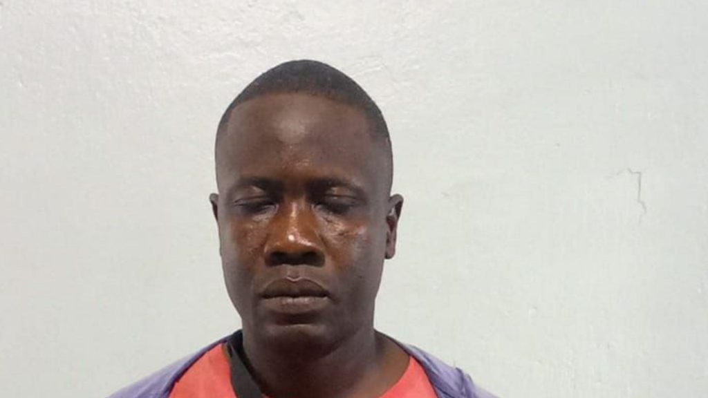 Arrestan supuesto pastor acusado de abusar de su hija de 21 años en Baní