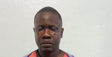 Arrestan supuesto pastor acusado de abusar de su hija de 21 años en Baní