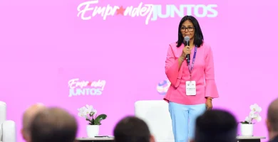 Delcy Rodríguez insiste a Trump por el cese de sanciones en nueva caminata por Venezuela