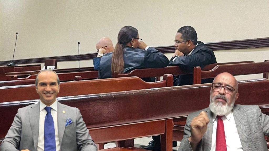 Condenan a Ángel Martínez a tres meses de prisión suspendida y RD$2 MM por difamación contra Gory Moya