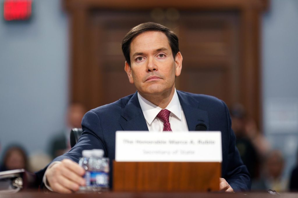 Rubio acusa a la élite cubana de vivir con lujos mientras el pueblo pasa apagones