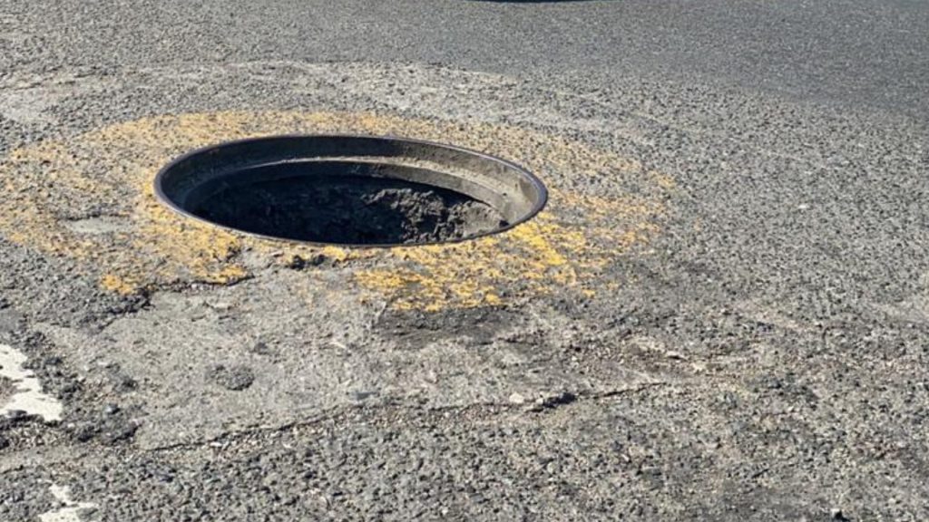 VIDEO: El impactante momento en que una estudiante cae en una alcantarilla sin tapa y es rescatada por motoristas en SDE
