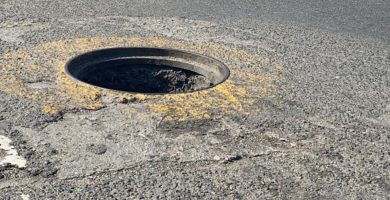 VIDEO: El impactante momento en que una estudiante cae en una alcantarilla sin tapa y es rescatada por motoristas en SDE