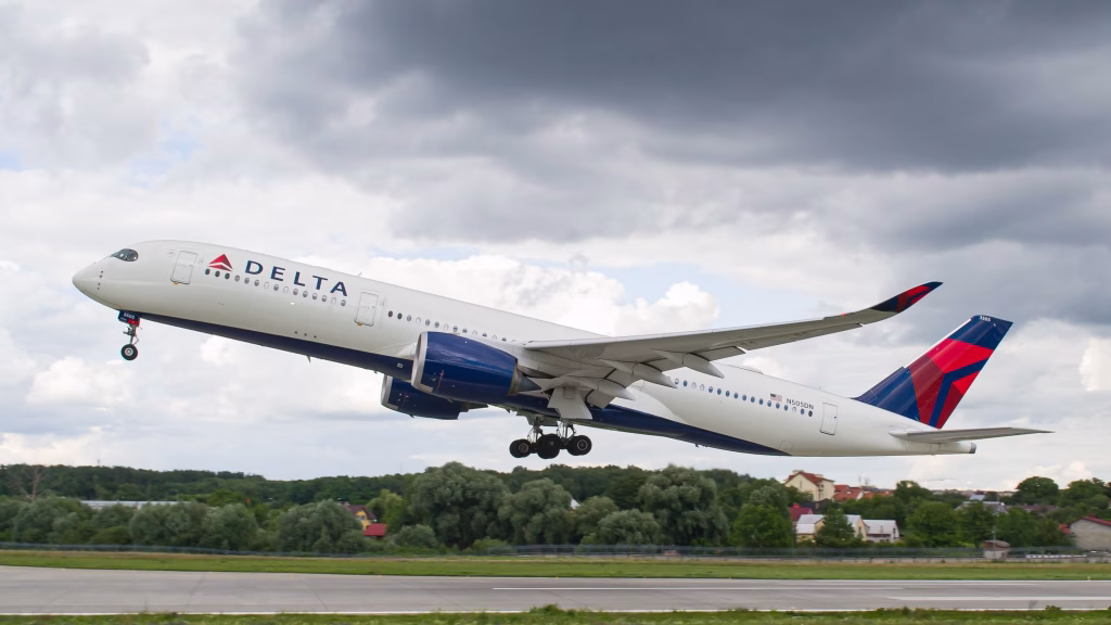 Pasajeros presentan náuseas y mareos en vuelo Santiago–Nueva York y aeronave regresa a Santiago
