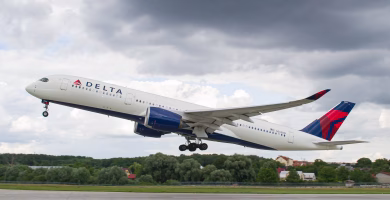Pasajeros presentan náuseas y mareos en vuelo Santiago–Nueva York y aeronave regresa a Santiago