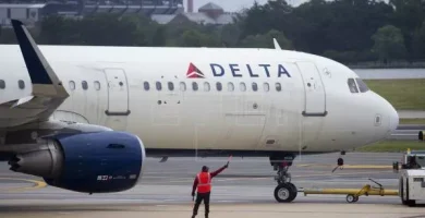 Cuatro de los 12 afectados permanecen hospitalizados tras vuelo que retornó de emergencia a Santiago