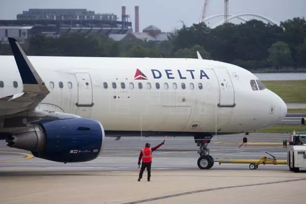 Cuatro de los 12 afectados permanecen hospitalizados tras vuelo que retornó de emergencia a Santiago