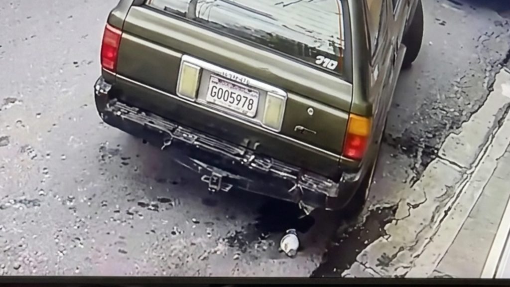 VIDEO: ¡Deja sus heces abandonadas! Hombre defeca en una funda y la lanza en plena vía pública en Azua