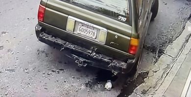 VIDEO: ¡Deja sus heces abandonadas! Hombre defeca en una funda y la lanza en plena vía pública en Azua