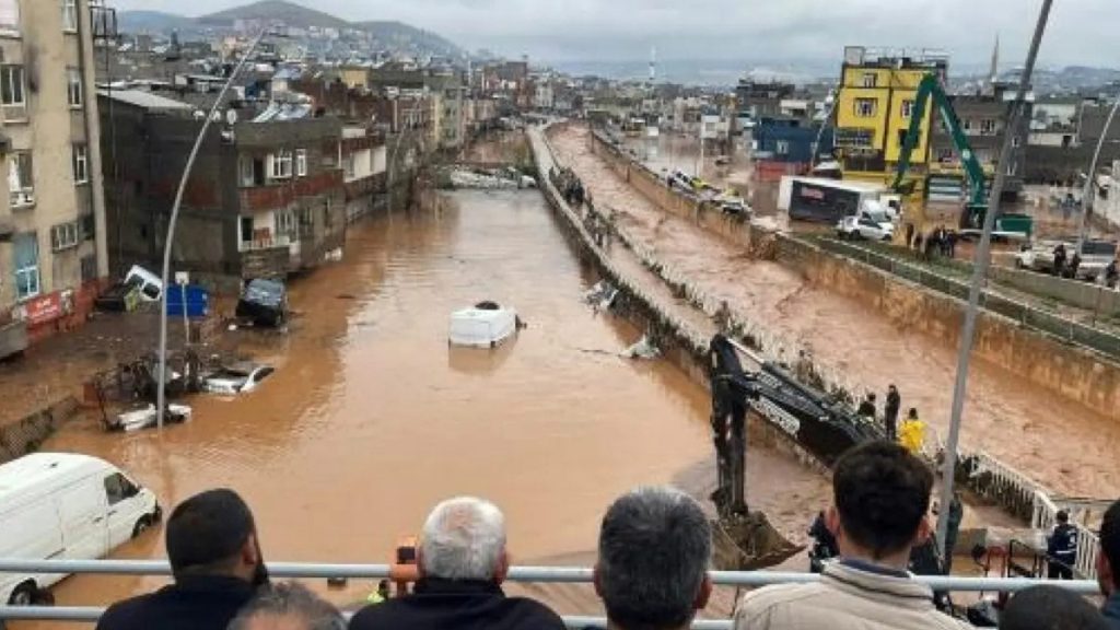 VIDEO: Al menos tres muertos y 12 heridos tras fuertes lluvias e inundaciones en el sur de Turquía