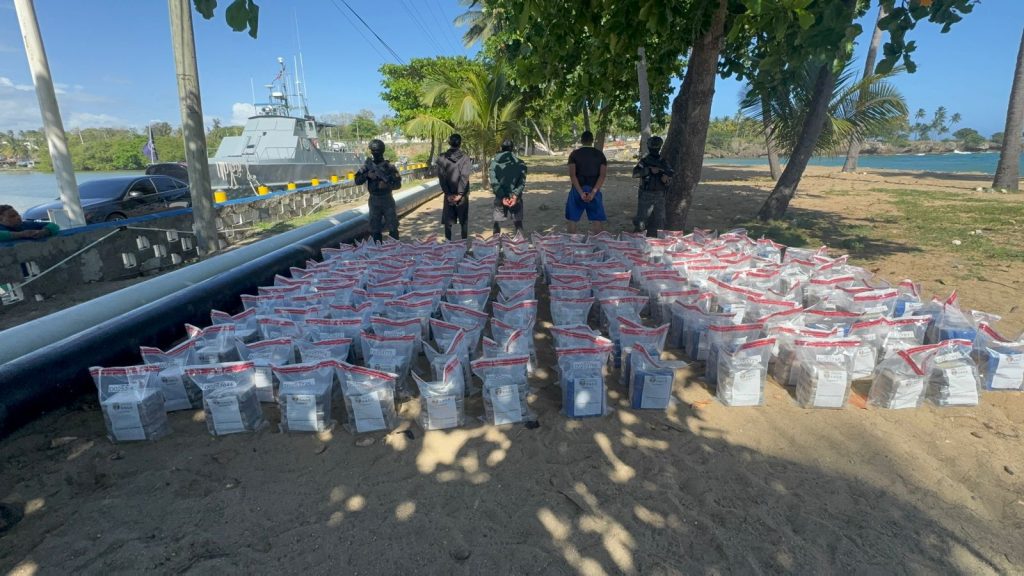 Incautan cargamento de 978 paquetes de presunta cocaína y arrestan tres nevezolanos
