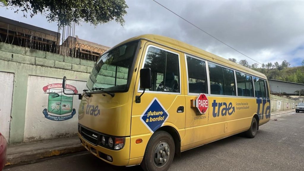 Roban baterías a minibuses escolares y dejan a decenas de niños sin transporte en Constanza