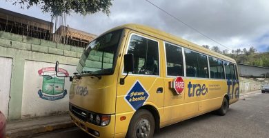 Roban baterías a minibuses escolares y dejan a decenas de niños sin transporte en Constanza