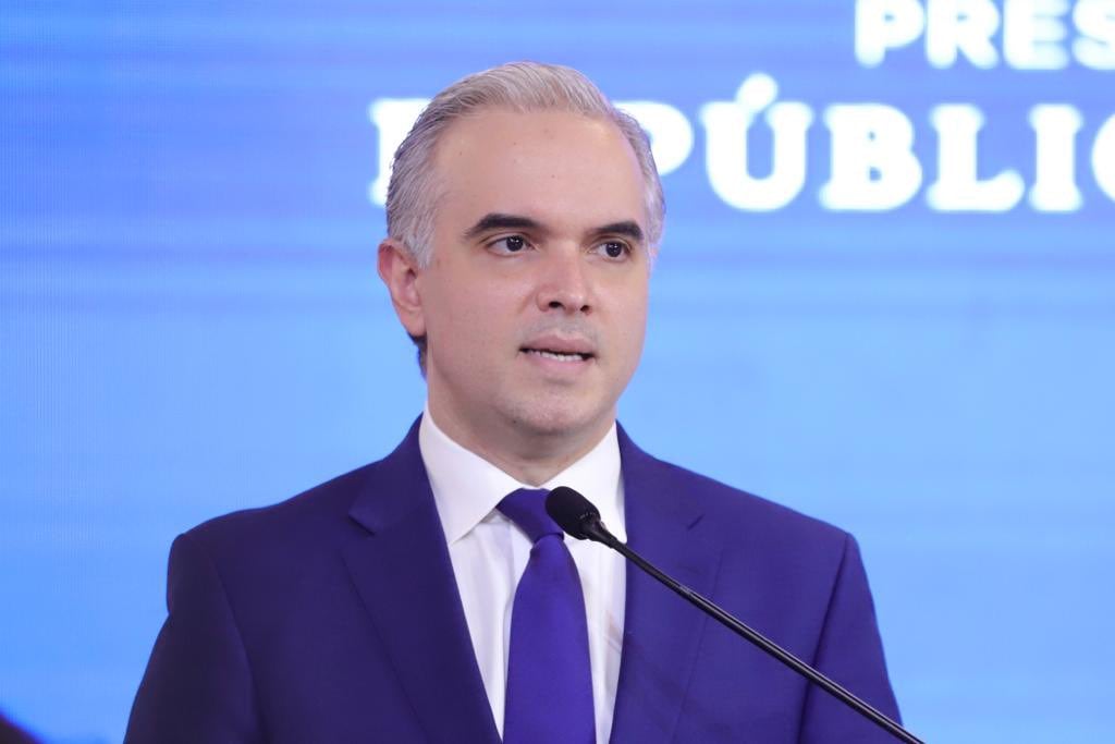 Ministro de Educación condena agresión a conductor de TRAE en Santo Domingo Oeste
