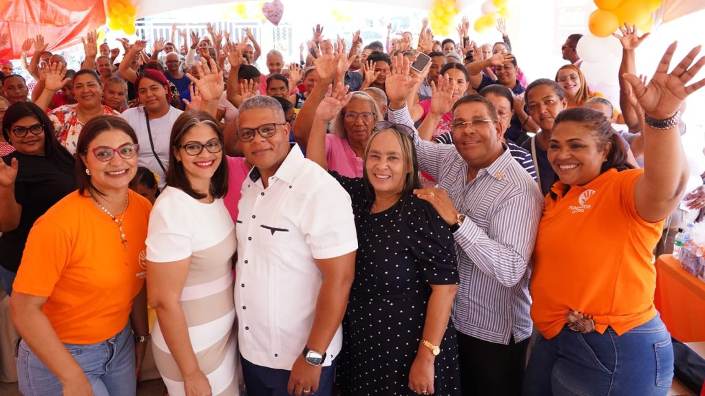 Madres de Nagua reciben electrodomésticos y lentes en actividad de Fundación Oviedo