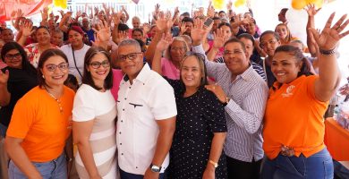 Madres de Nagua reciben electrodomésticos y lentes en actividad de Fundación Oviedo