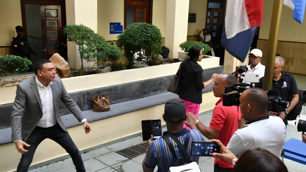 Emiten orden de arresto contra comunicador que agredió  a padre de víctima del Jet Set