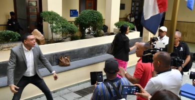 Emiten orden de arresto contra comunicador que agredió a padre de víctima del Jet Set