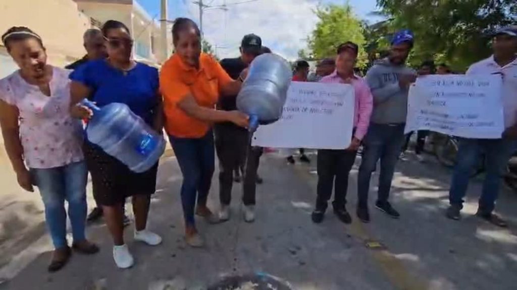 Denuncian hedor y suciedad en agua potable que reciben residentes en Carrera de Yeguas