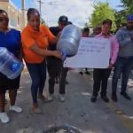 Denuncian hedor y suciedad en agua potable que reciben residentes en Carrera de Yeguas