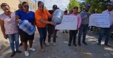 Denuncian hedor y suciedad en agua potable que reciben residentes en Carrera de Yeguas