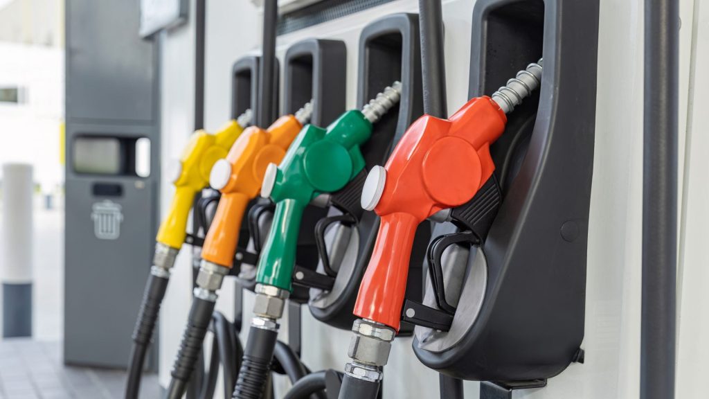 Gobierno mete la mano por tu bolsillo y congela precios de los combustibles