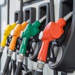 Gobierno mete la mano por tu bolsillo y congela precios de los combustibles