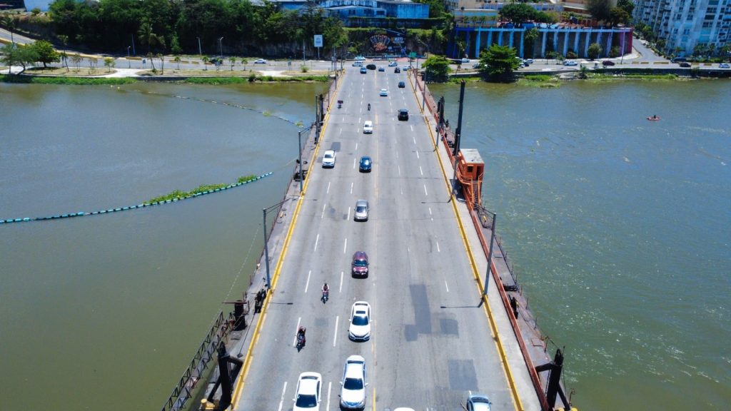 Puente Flotante será cerrado por dos horas este sábado por paso de embarcación