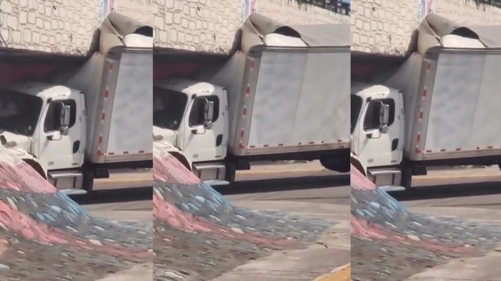 Camión queda atascado en el puente de Yaguate y afecta el tránsito en la zona