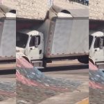 Camión queda atascado en el puente de Yaguate y afecta el tránsito en la zona