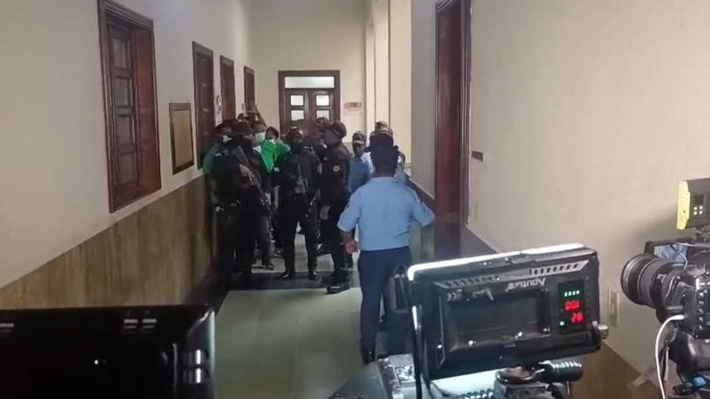 Imponen un año de prisión preventiva a diez acusados por presunto fraude de RD$200 millones al BHD