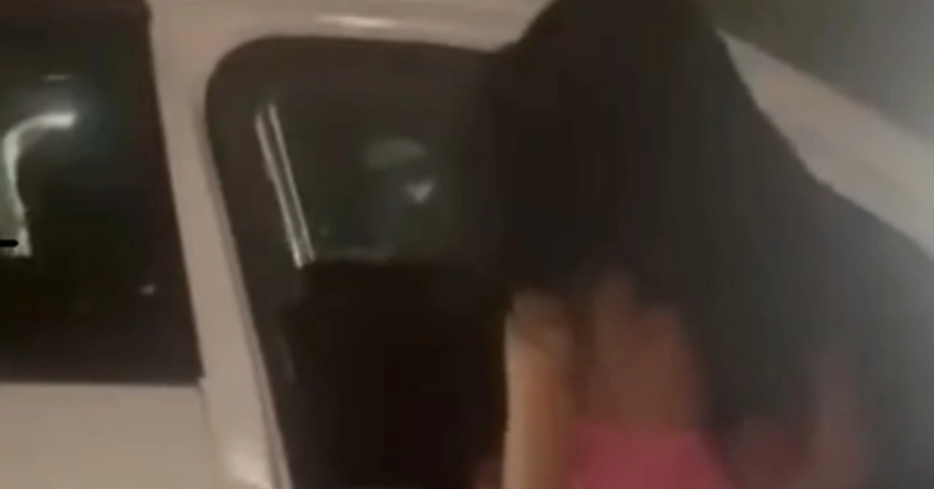 Mujer embarazada en pelea callejera por conflicto sentimental