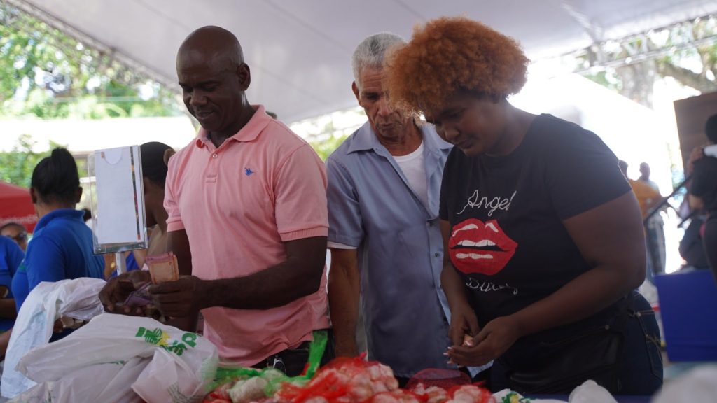 Inespre inicia feria por el Día de las Madres con alta asistencia en Cristo Rey