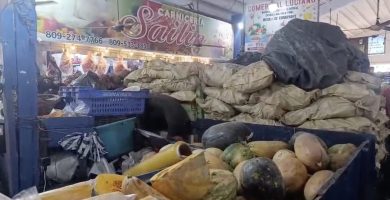 Entre quejas y precios altos, ciudadanos acuden al mercado de la Ciudad Ganadera