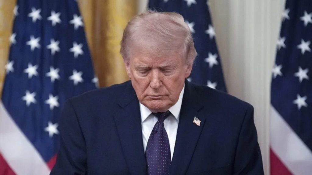 Trump dice estar dividido entre un acuerdo o atacar a Irán
