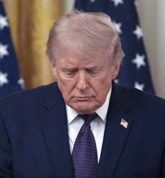 Trump dice estar dividido entre un acuerdo o atacar a Irán