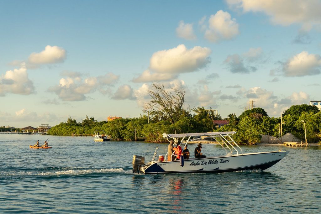 Lancha pierde el control y causa tensión en muelle de Caye Caulker