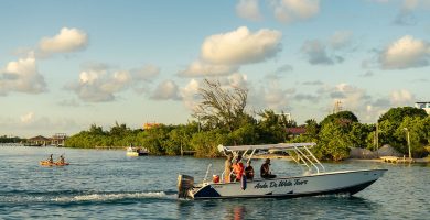 Lancha pierde el control y causa tensión en muelle de Caye Caulker