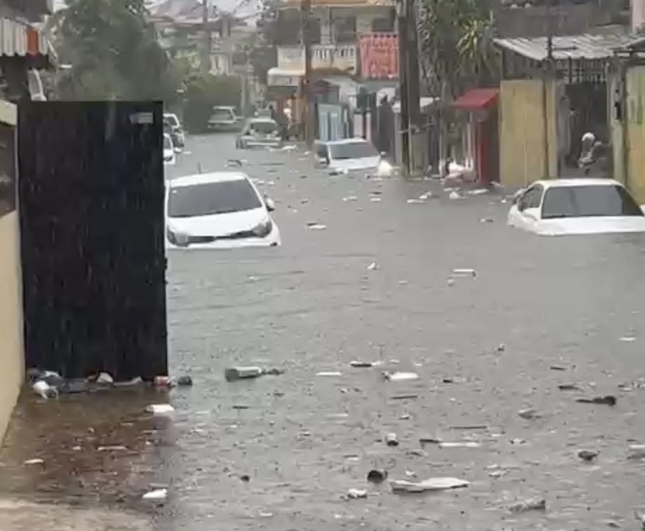 Fuertes lluvias provocan inundaciones en sectores del Gran Santo Domingo