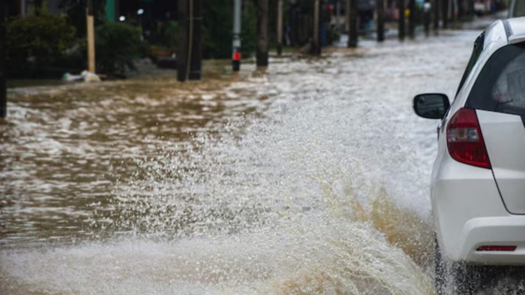 A pesar del riesgo, conductores enfrentan inundaciones
