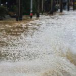 A pesar del riesgo, conductores enfrentan inundaciones