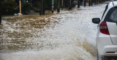 A pesar del riesgo, conductores enfrentan inundaciones