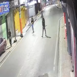 Queda captado en video alarmante incidente con grupo de individuos contra pareja