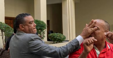 ¡Libre bajo fianza! RD$300 mil y presentación periódica para comunicador que agredió a padre de la víctima del Jet Set