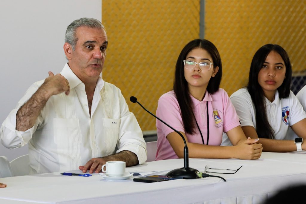 Se pierden becas internacionales cada año por baja participación estudiantil, según Abinader